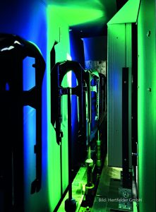 Hertfelder Die UV-Lackierung von Kunststoffteilen garantiert brillante Farben und extrem hohe Kratzfestigkeit